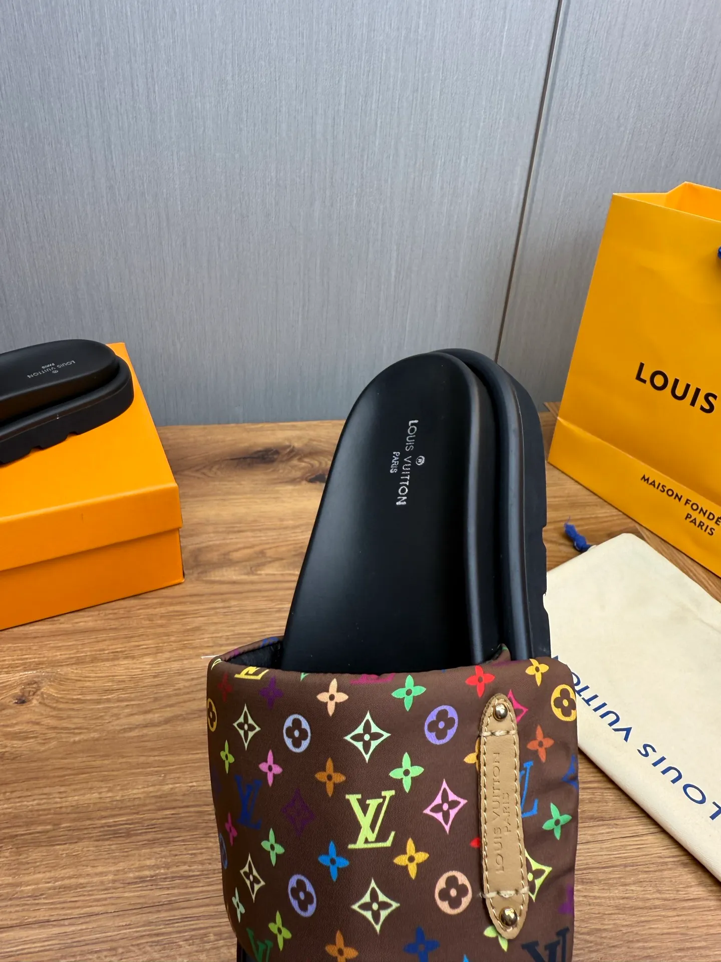 Men's shoes 💰360💰 Lv. hot selling men's slippers 🔥 🩴Official website one to one production 38-45 sizes 45 46 🉑️Customized!